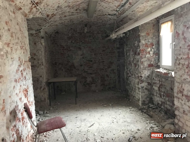 Zdjęcie w galerii na portalu naszraciborz.pl: Wnętrza starego sądu odzyskają blask. W dawnej sali posiedzeń odkryto freski wiadomości z regionu