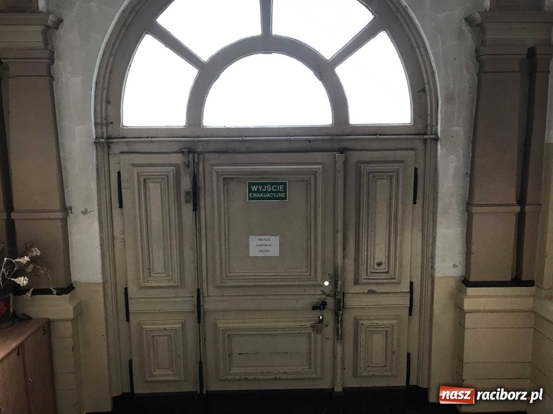 Zdjęcie w galerii na portalu naszraciborz.pl: Wnętrza starego sądu odzyskają blask. W dawnej sali posiedzeń odkryto freski wiadomości z regionu