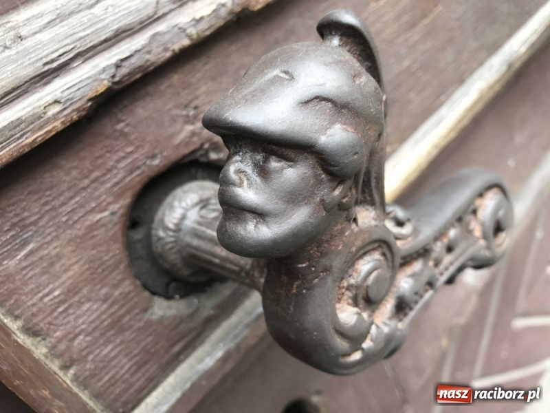 Zdjęcie w galerii na portalu naszraciborz.pl: Wnętrza starego sądu odzyskają blask. W dawnej sali posiedzeń odkryto freski wiadomości z regionu