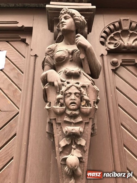 Zdjęcie w galerii na portalu naszraciborz.pl: Wnętrza starego sądu odzyskają blask. W dawnej sali posiedzeń odkryto freski wiadomości z regionu