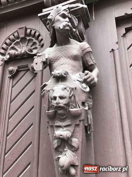 Zdjęcie w galerii na portalu naszraciborz.pl: Wnętrza starego sądu odzyskają blask. W dawnej sali posiedzeń odkryto freski wiadomości z regionu