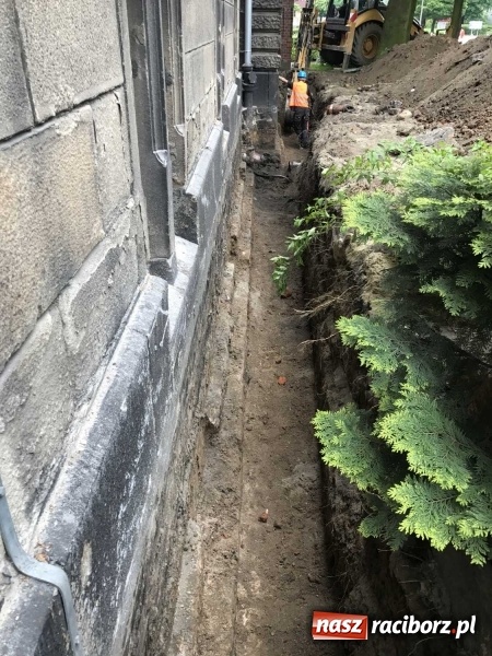 Zdjęcie w galerii na portalu naszraciborz.pl: Wnętrza starego sądu odzyskają blask. W dawnej sali posiedzeń odkryto freski wiadomości z regionu