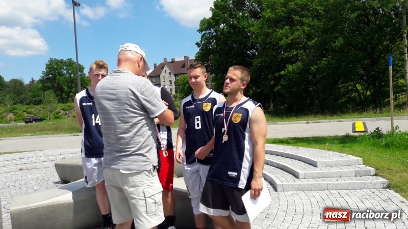 Zdjęcie w galerii na portalu naszraciborz.pl: Wojewódzki sukces koszykarzy I LO wiadomości z regionu