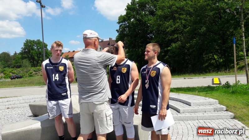 Zdjęcie w galerii na portalu naszraciborz.pl: Wojewódzki sukces koszykarzy I LO wiadomości z regionu