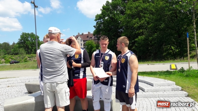 Zdjęcie w galerii na portalu naszraciborz.pl: Wojewódzki sukces koszykarzy I LO wiadomości z regionu