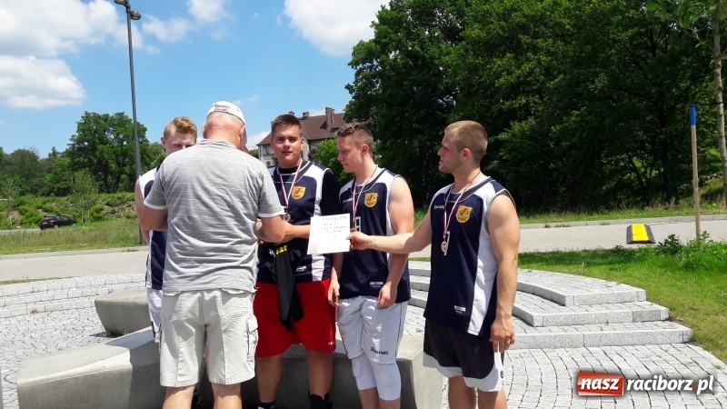 Zdjęcie w galerii na portalu naszraciborz.pl: Wojewódzki sukces koszykarzy I LO wiadomości z regionu