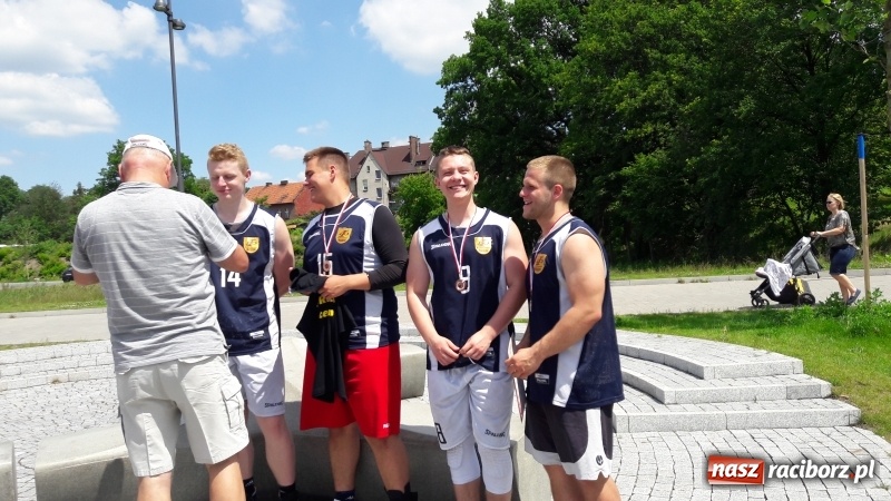 Zdjęcie w galerii na portalu naszraciborz.pl: Wojewódzki sukces koszykarzy I LO wiadomości z regionu