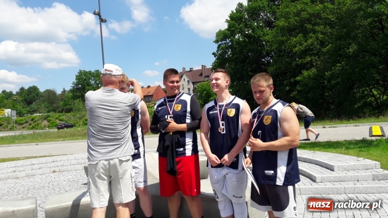 Zdjęcie w galerii na portalu naszraciborz.pl: Wojewódzki sukces koszykarzy I LO wiadomości z regionu