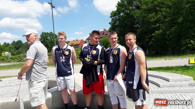 Zdjęcie w galerii na portalu naszraciborz.pl: Wojewódzki sukces koszykarzy I LO wiadomości z regionu