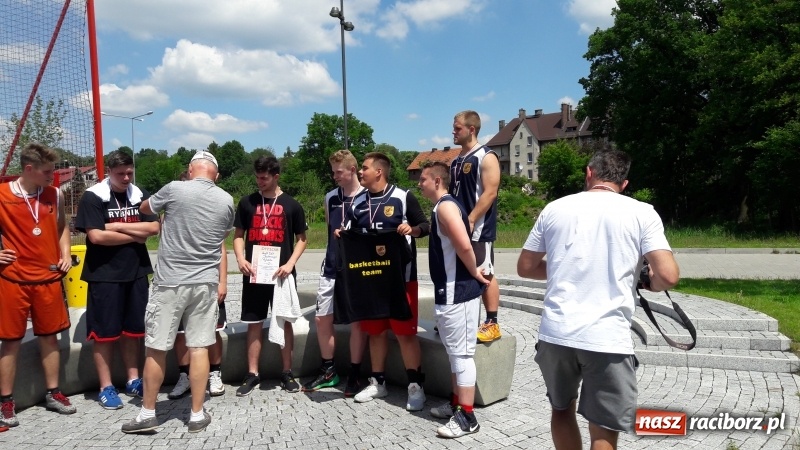 Zdjęcie w galerii na portalu naszraciborz.pl: Wojewódzki sukces koszykarzy I LO wiadomości z regionu