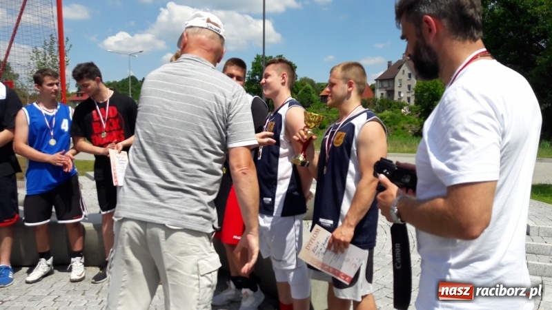 Zdjęcie w galerii na portalu naszraciborz.pl: Wojewódzki sukces koszykarzy I LO wiadomości z regionu