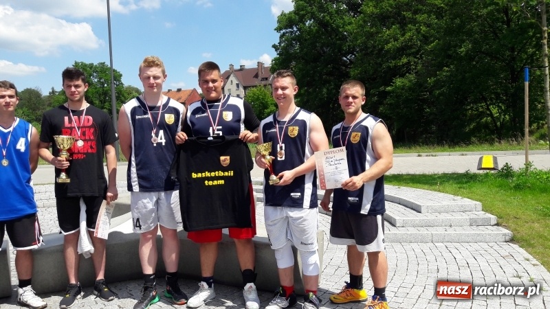 Zdjęcie w galerii na portalu naszraciborz.pl: Wojewódzki sukces koszykarzy I LO wiadomości z regionu