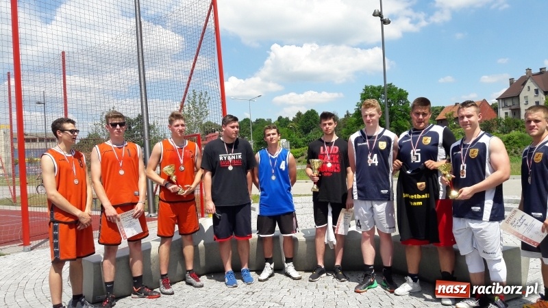 Zdjęcie w galerii na portalu naszraciborz.pl: Wojewódzki sukces koszykarzy I LO wiadomości z regionu