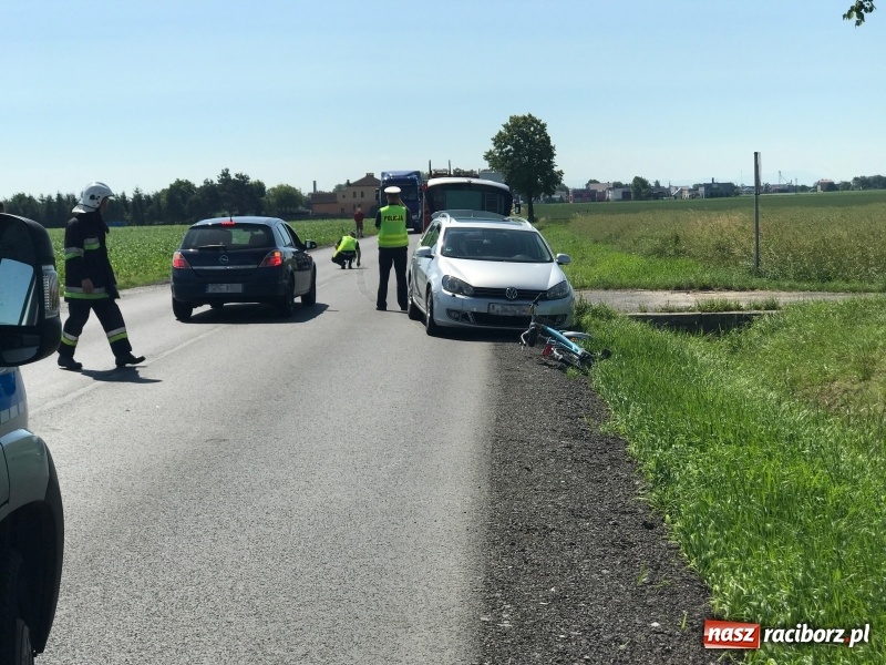 Zdjęcie w galerii na portalu naszraciborz.pl: Na DK 45 przed Krzyżanowicami doszło do potrącenia rowerzystki  wiadomości z regionu