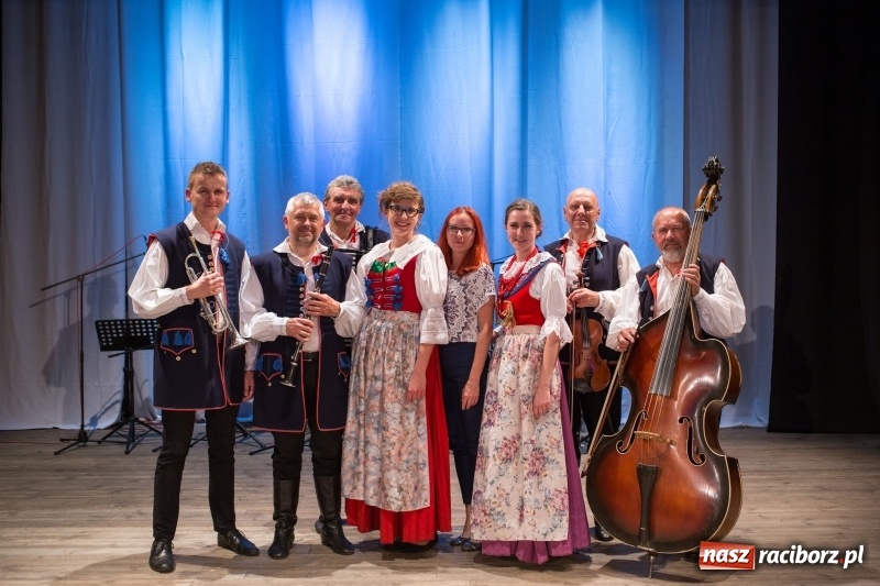 Zdjęcie w galerii na portalu naszraciborz.pl: Folklorem malowane, czyli koncert galowy ZPiT Strzecha wiadomości z regionu