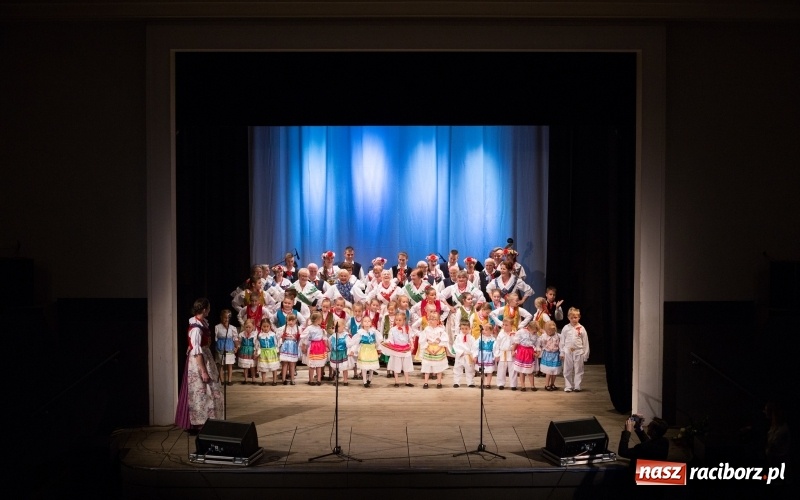 Zdjęcie w galerii na portalu naszraciborz.pl: Folklorem malowane, czyli koncert galowy ZPiT Strzecha wiadomości z regionu