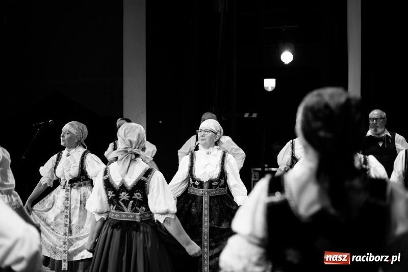 Zdjęcie w galerii na portalu naszraciborz.pl: Folklorem malowane, czyli koncert galowy ZPiT Strzecha wiadomości z regionu