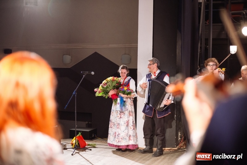 Zdjęcie w galerii na portalu naszraciborz.pl: Folklorem malowane, czyli koncert galowy ZPiT Strzecha wiadomości z regionu