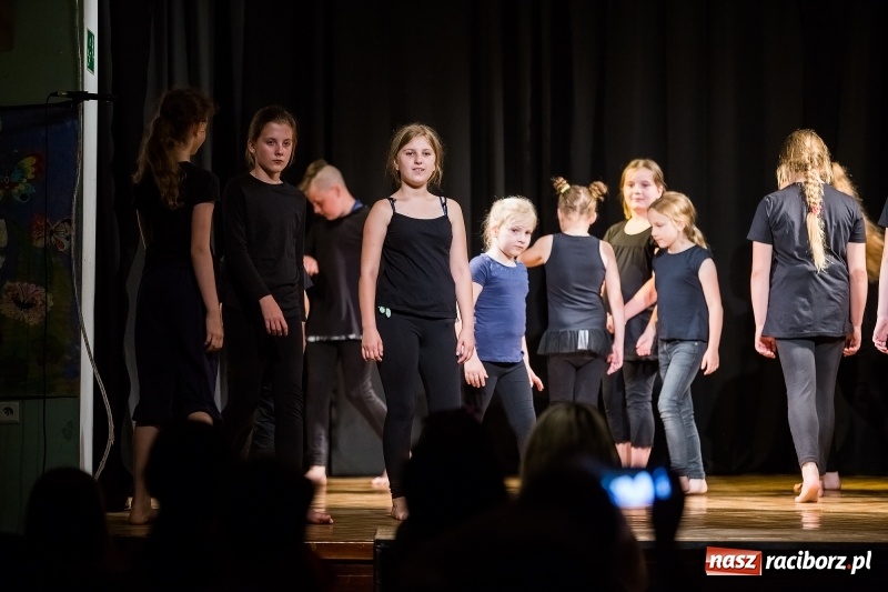 Zdjęcie w galerii na portalu naszraciborz.pl: Teatralne podsumowanie roku szkolnego w Młodzieżowym Domu Kultury wiadomości z regionu