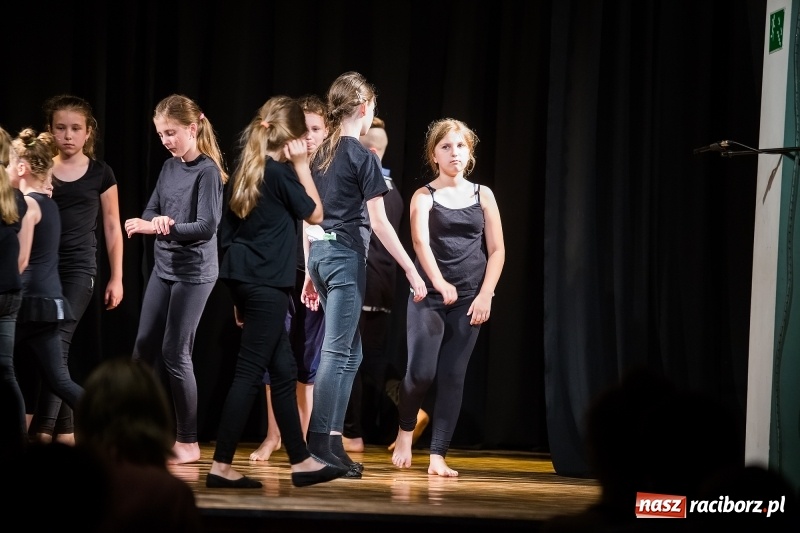 Zdjęcie w galerii na portalu naszraciborz.pl: Teatralne podsumowanie roku szkolnego w Młodzieżowym Domu Kultury wiadomości z regionu