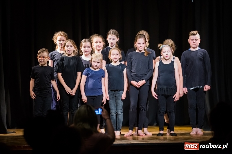 Zdjęcie w galerii na portalu naszraciborz.pl: Teatralne podsumowanie roku szkolnego w Młodzieżowym Domu Kultury wiadomości z regionu