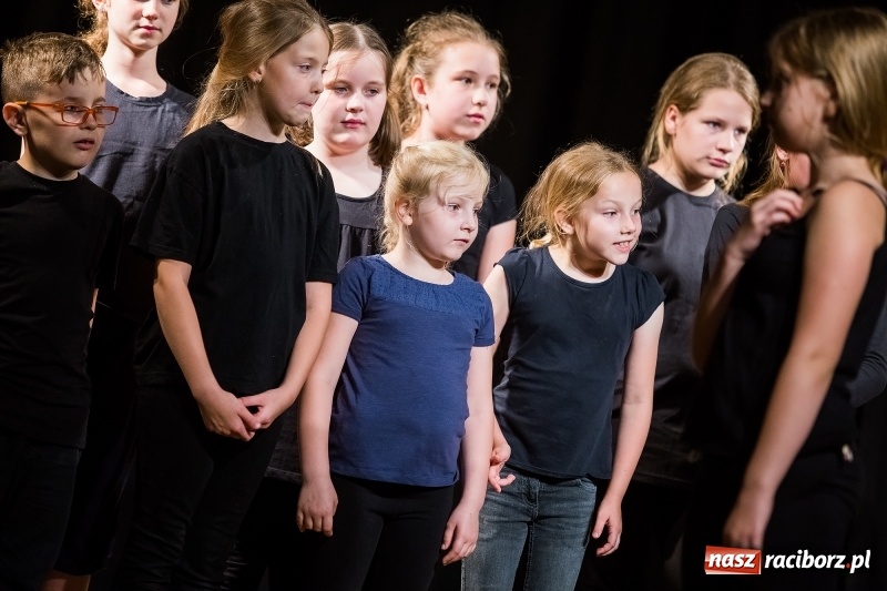 Zdjęcie w galerii na portalu naszraciborz.pl: Teatralne podsumowanie roku szkolnego w Młodzieżowym Domu Kultury wiadomości z regionu