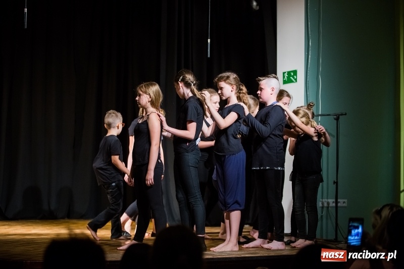 Zdjęcie w galerii na portalu naszraciborz.pl: Teatralne podsumowanie roku szkolnego w Młodzieżowym Domu Kultury wiadomości z regionu