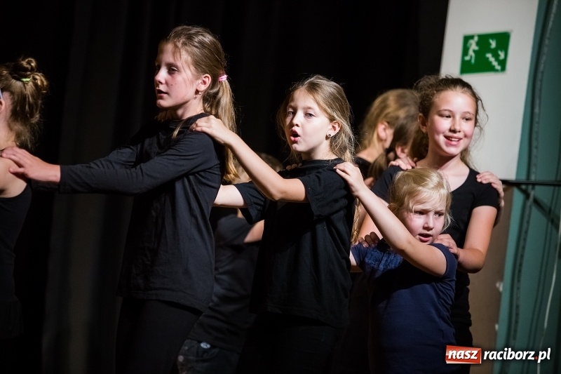 Zdjęcie w galerii na portalu naszraciborz.pl: Teatralne podsumowanie roku szkolnego w Młodzieżowym Domu Kultury wiadomości z regionu