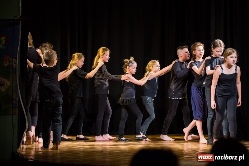 Zdjęcie w galerii na portalu naszraciborz.pl: Teatralne podsumowanie roku szkolnego w Młodzieżowym Domu Kultury wiadomości z regionu
