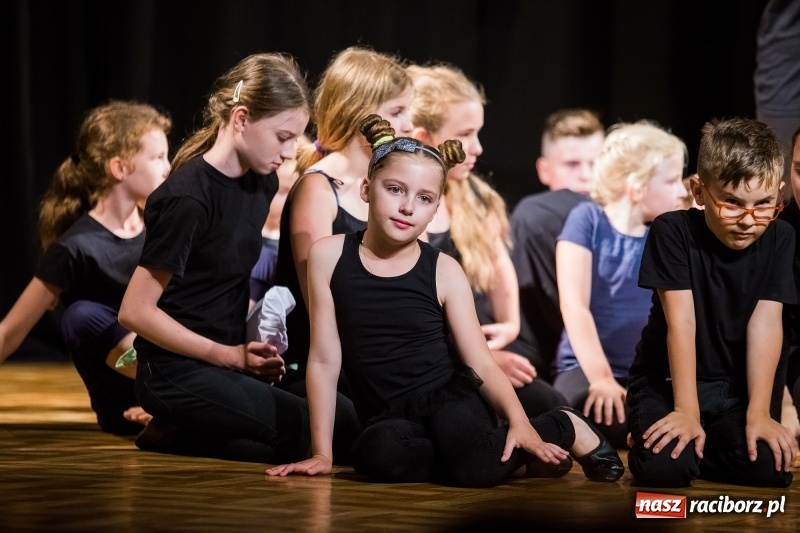 Zdjęcie w galerii na portalu naszraciborz.pl: Teatralne podsumowanie roku szkolnego w Młodzieżowym Domu Kultury wiadomości z regionu