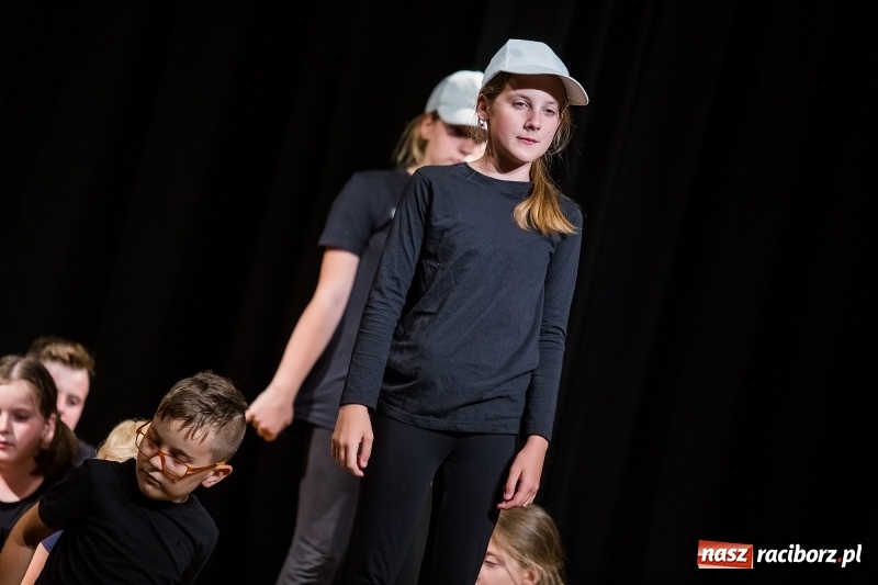 Zdjęcie w galerii na portalu naszraciborz.pl: Teatralne podsumowanie roku szkolnego w Młodzieżowym Domu Kultury wiadomości z regionu