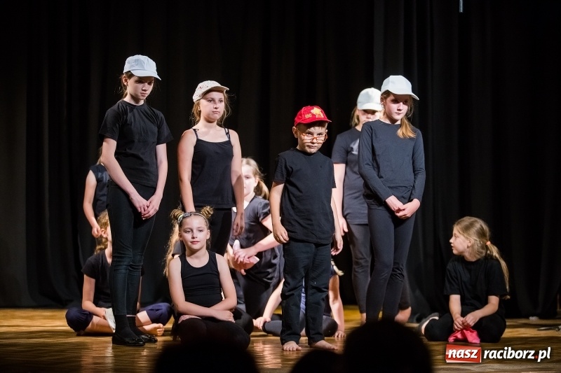 Zdjęcie w galerii na portalu naszraciborz.pl: Teatralne podsumowanie roku szkolnego w Młodzieżowym Domu Kultury wiadomości z regionu