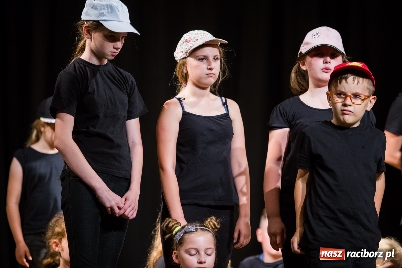 Zdjęcie w galerii na portalu naszraciborz.pl: Teatralne podsumowanie roku szkolnego w Młodzieżowym Domu Kultury wiadomości z regionu