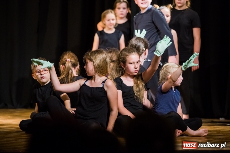 Zdjęcie w galerii na portalu naszraciborz.pl: Teatralne podsumowanie roku szkolnego w Młodzieżowym Domu Kultury wiadomości z regionu