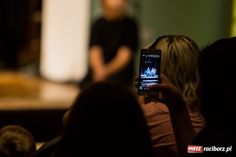 Zdjęcie w galerii na portalu naszraciborz.pl: Teatralne podsumowanie roku szkolnego w Młodzieżowym Domu Kultury wiadomości z regionu