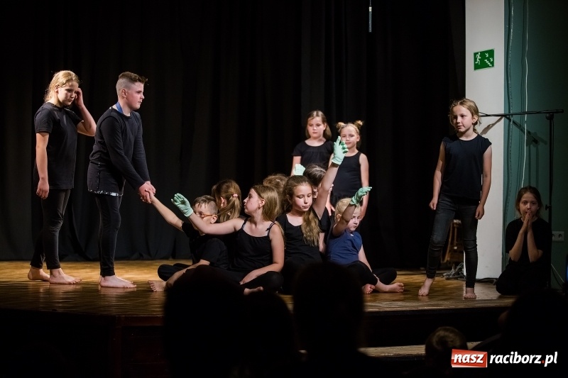 Zdjęcie w galerii na portalu naszraciborz.pl: Teatralne podsumowanie roku szkolnego w Młodzieżowym Domu Kultury wiadomości z regionu