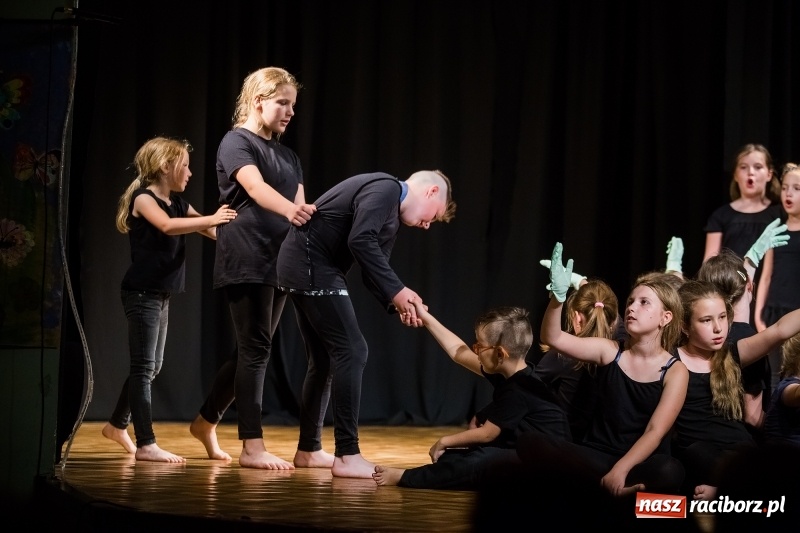 Zdjęcie w galerii na portalu naszraciborz.pl: Teatralne podsumowanie roku szkolnego w Młodzieżowym Domu Kultury wiadomości z regionu