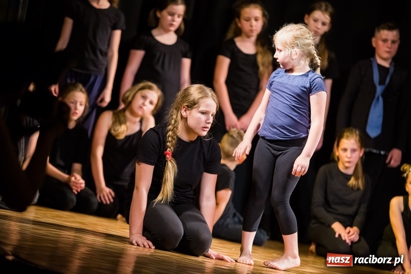 Zdjęcie w galerii na portalu naszraciborz.pl: Teatralne podsumowanie roku szkolnego w Młodzieżowym Domu Kultury wiadomości z regionu