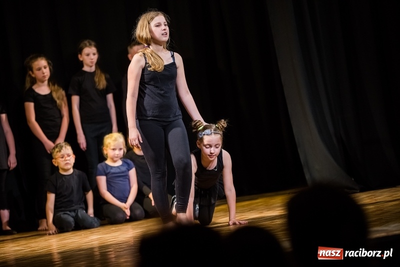 Zdjęcie w galerii na portalu naszraciborz.pl: Teatralne podsumowanie roku szkolnego w Młodzieżowym Domu Kultury wiadomości z regionu