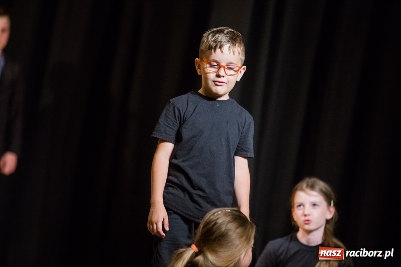 Zdjęcie w galerii na portalu naszraciborz.pl: Teatralne podsumowanie roku szkolnego w Młodzieżowym Domu Kultury wiadomości z regionu