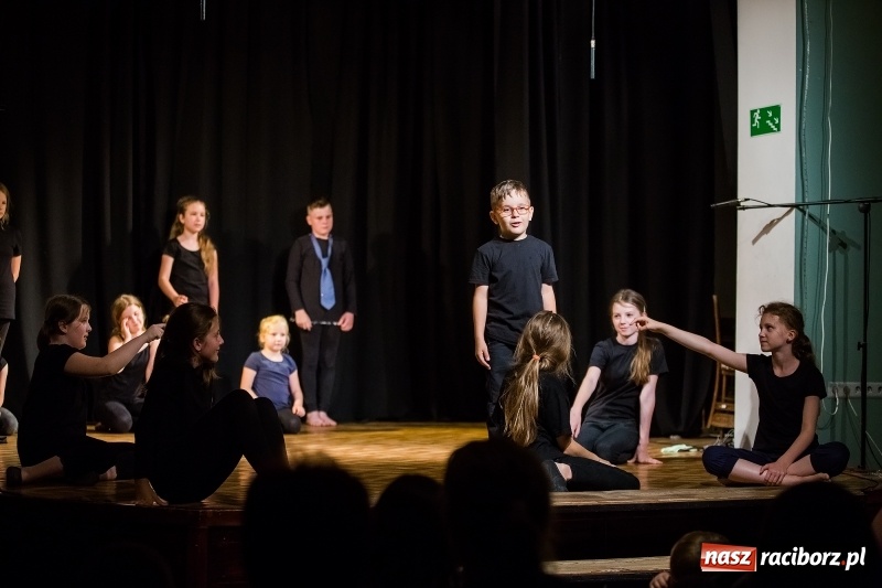 Zdjęcie w galerii na portalu naszraciborz.pl: Teatralne podsumowanie roku szkolnego w Młodzieżowym Domu Kultury wiadomości z regionu