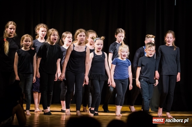 Zdjęcie w galerii na portalu naszraciborz.pl: Teatralne podsumowanie roku szkolnego w Młodzieżowym Domu Kultury wiadomości z regionu