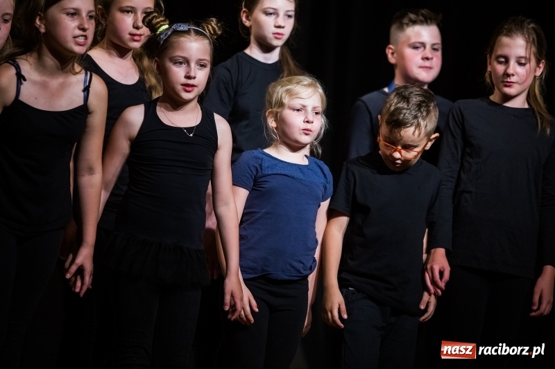 Zdjęcie w galerii na portalu naszraciborz.pl: Teatralne podsumowanie roku szkolnego w Młodzieżowym Domu Kultury wiadomości z regionu