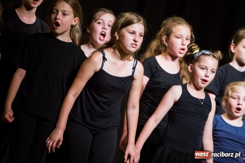 Zdjęcie w galerii na portalu naszraciborz.pl: Teatralne podsumowanie roku szkolnego w Młodzieżowym Domu Kultury wiadomości z regionu