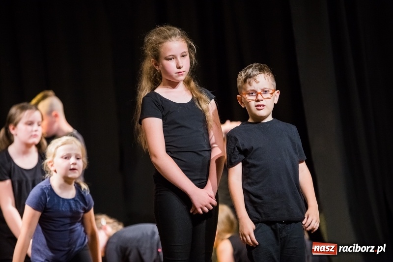 Zdjęcie w galerii na portalu naszraciborz.pl: Teatralne podsumowanie roku szkolnego w Młodzieżowym Domu Kultury wiadomości z regionu