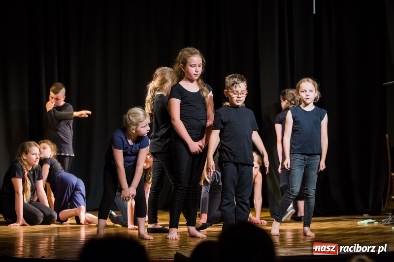 Zdjęcie w galerii na portalu naszraciborz.pl: Teatralne podsumowanie roku szkolnego w Młodzieżowym Domu Kultury wiadomości z regionu