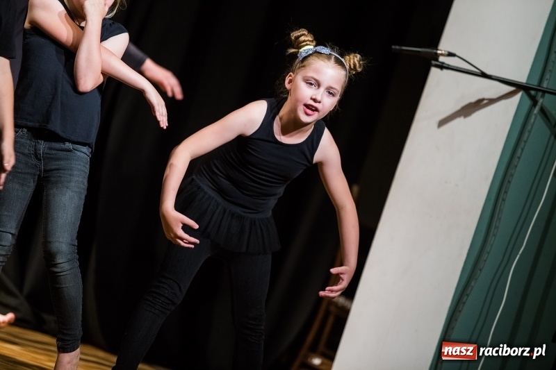Zdjęcie w galerii na portalu naszraciborz.pl: Teatralne podsumowanie roku szkolnego w Młodzieżowym Domu Kultury wiadomości z regionu