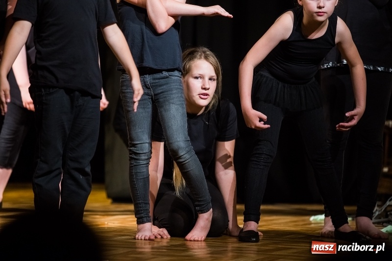 Zdjęcie w galerii na portalu naszraciborz.pl: Teatralne podsumowanie roku szkolnego w Młodzieżowym Domu Kultury wiadomości z regionu