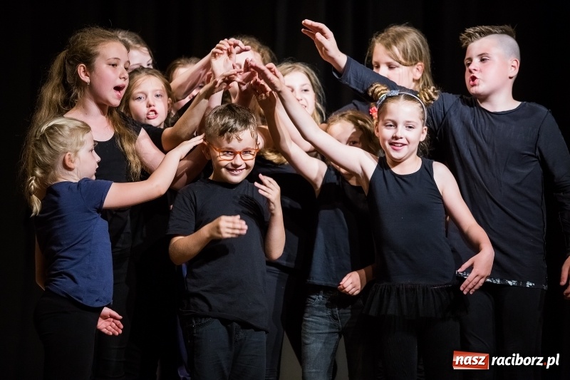 Zdjęcie w galerii na portalu naszraciborz.pl: Teatralne podsumowanie roku szkolnego w Młodzieżowym Domu Kultury wiadomości z regionu