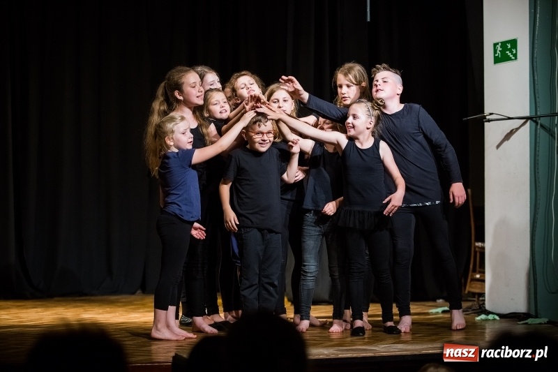 Zdjęcie w galerii na portalu naszraciborz.pl: Teatralne podsumowanie roku szkolnego w Młodzieżowym Domu Kultury wiadomości z regionu